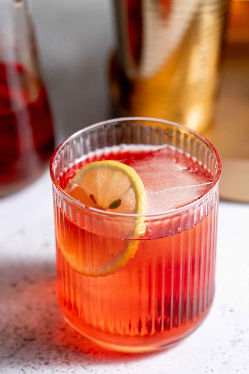 Ly cocktail với màu hồng đẹp mắt, mang đến cảm giác sảng khoái cho mỗi buổi tiệc