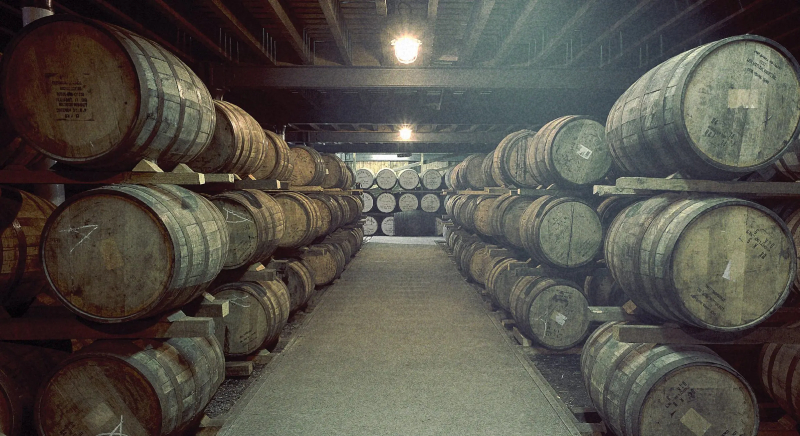 Công đoạn ủ trưởng thành sẽ phát triển những đặc tính hương vị mới cho rượu Whisky.