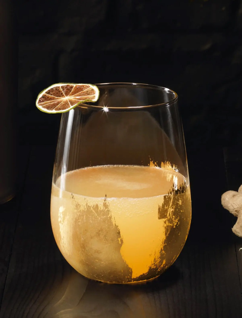 Kết hợp Whisky và chanh với vị cay từ gừng, ngọt từ lê tạo ra ly cocktail hoàn hảo.