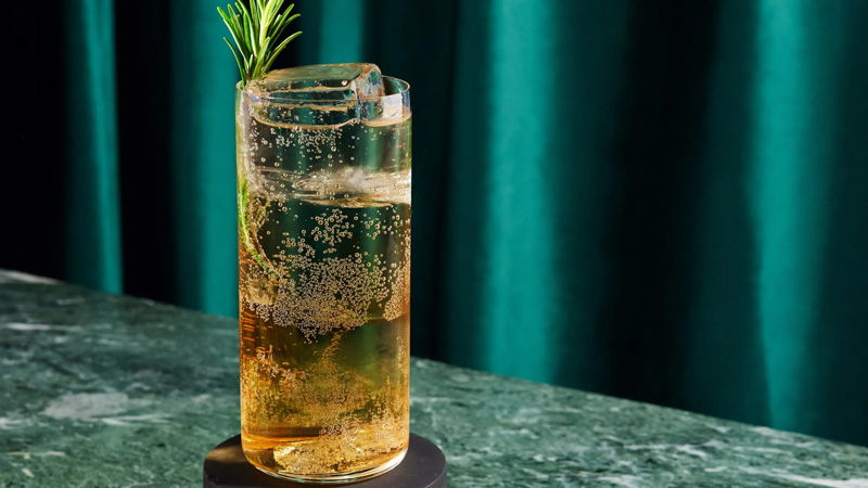 Khi pha rượu Whisky với Soda, nên chọn ly cao, miệng rộng và đá lớn.