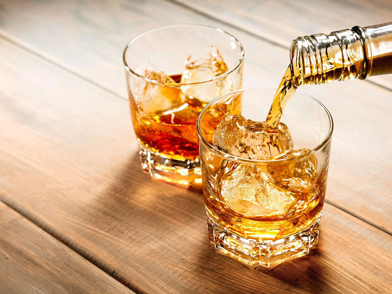 Nên sử dụng những loại Whisky có hương vị nhẹ nhàng cho phong cách on the rock.