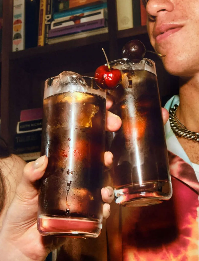 Pha Whisky với Soda và Coca Cola tạo nên hương vị bùng nổ.