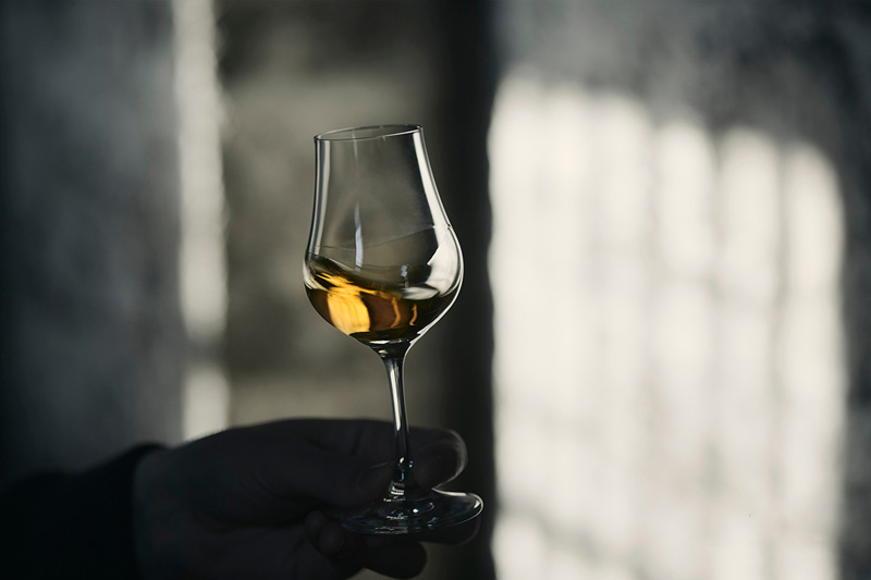 Rượu Cognac có thể có màu từ vàng nhạt đến màu nâu gỗ đậm.