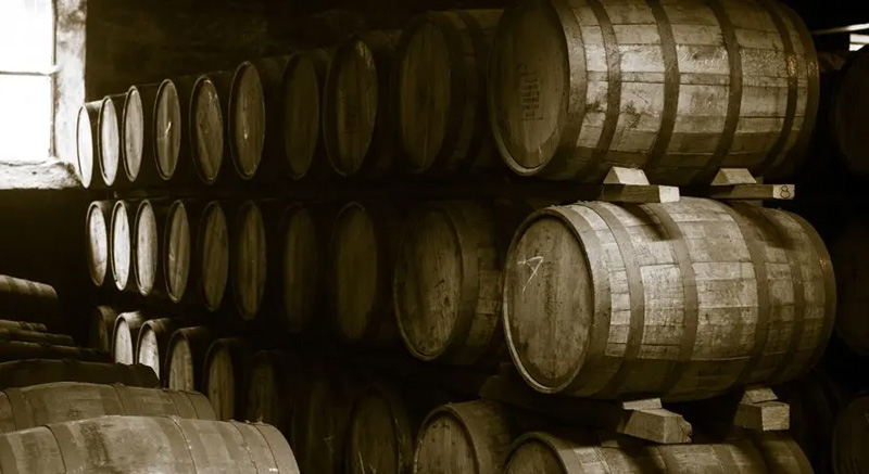 Thùng ủ rượu Cognac phải là thùng gỗ sồi Pháp đáp ứng được các tiêu chuẩn khắt khe.