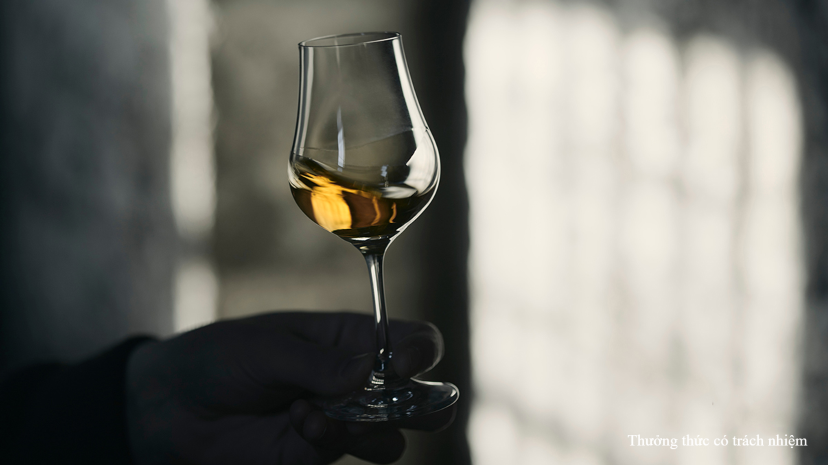 Rượu Cognac có thể có màu từ vàng nhạt đến màu nâu gỗ đậm.