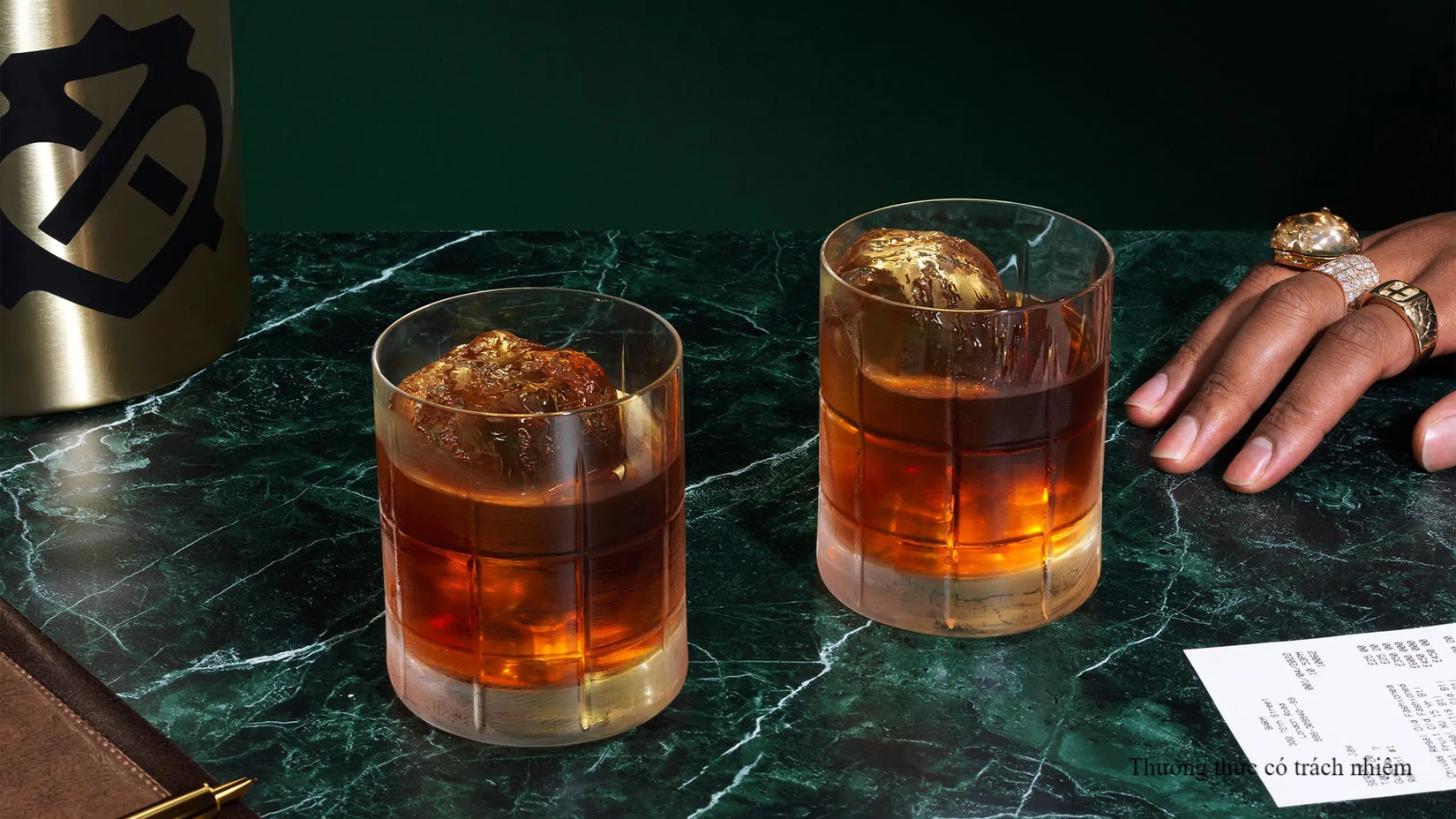 Rượu Whisky có màu hổ phách trong suốt đặc trưng.