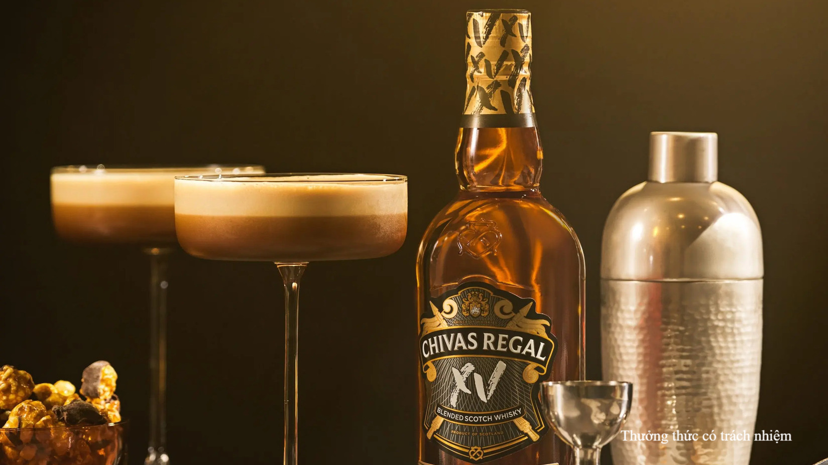 Whisky là loại rượu mạnh được làm từ các loại ngũ cốc lên men.