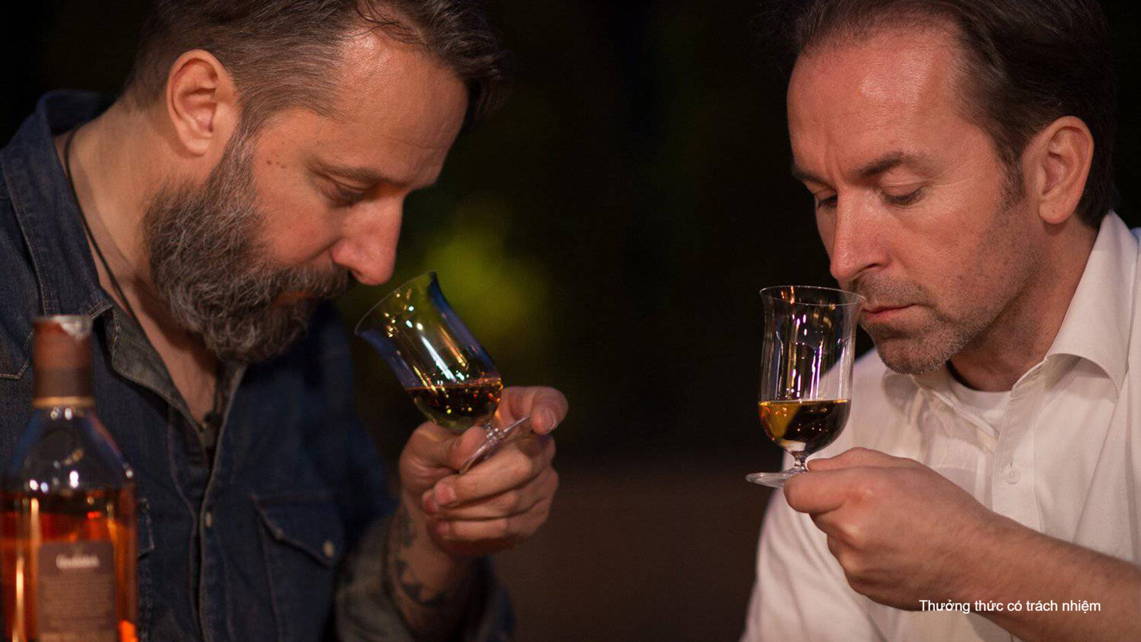 Cách cầm vào chân ly phù hợp cho những loại ly như Copita (Tulip) hay Vinum Single Malt.