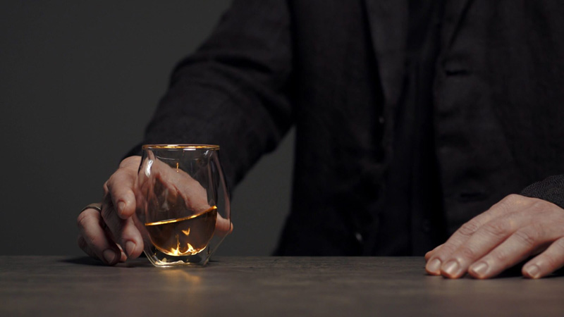 Cầm vào thân ly là cách cầm phù hợp với tất cả các loại ly uống Whisky không chân.