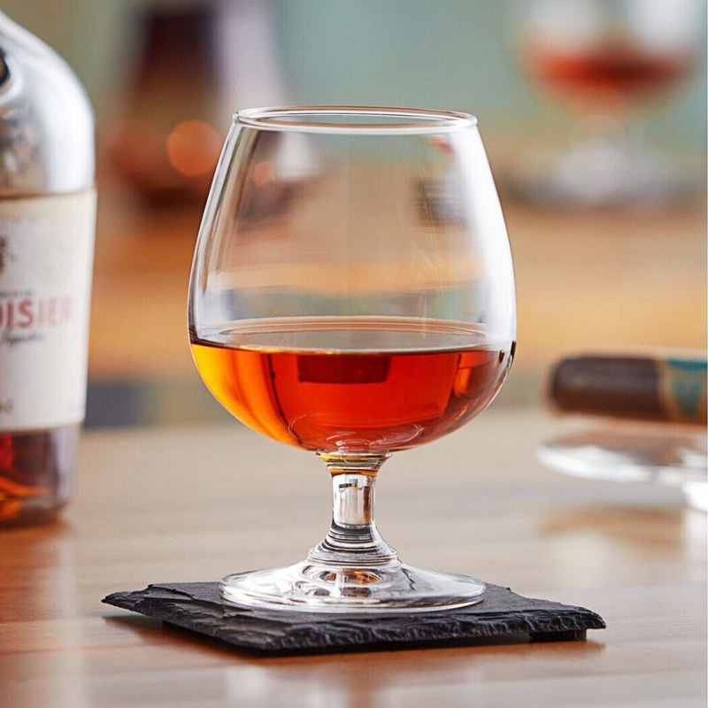 Ly Snifter trong uống rượu Whisky.