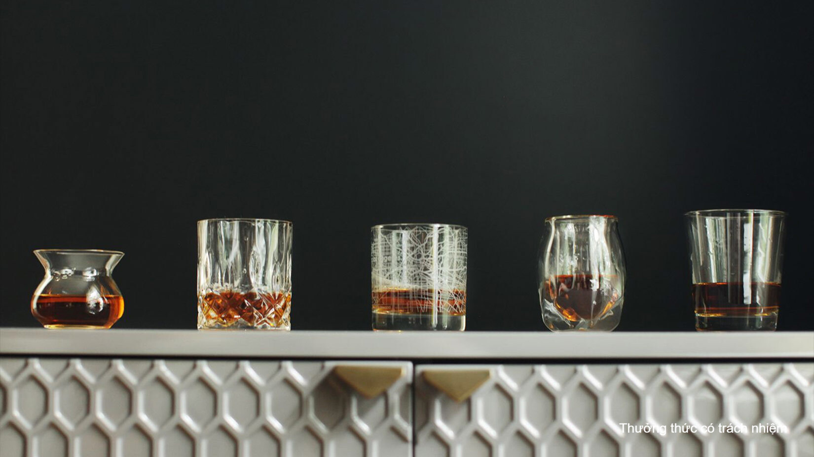 Một số loại ly phù hợp uống kiểu “neat”.