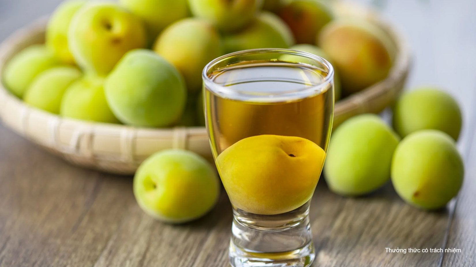 Rượu mơ có hương vị thơm ngon và mang ý nghĩa văn hóa đặc biệt ở các nước phương Đông.