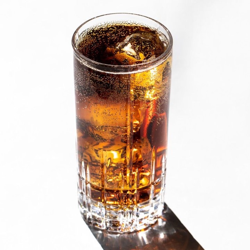 Tận hưởng sự sảng khoái từ Coca cùng hương vị tinh tế từ Chivas.