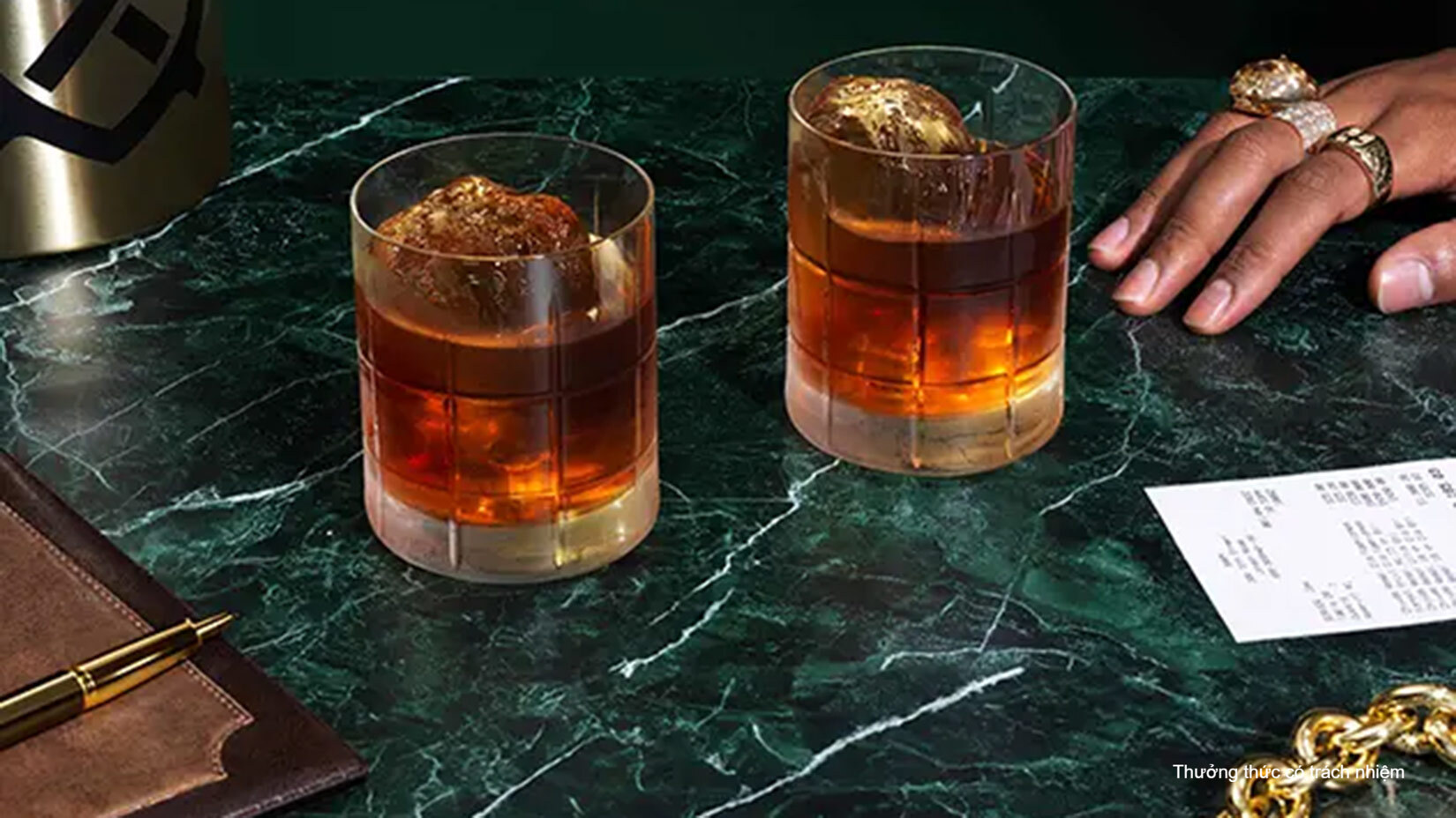 Tumbler là loại ly uống rượu Whisky phổ biến nhất.