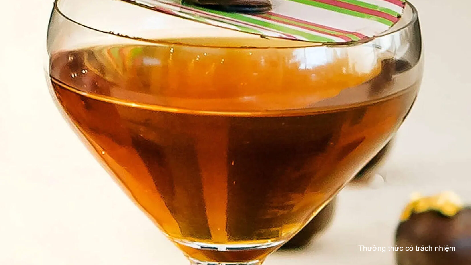 Vị ngọt của Chivas Mizunara kết hợp cùng chút vị đắng của socola tạo nên một thức uống lôi cuốn.