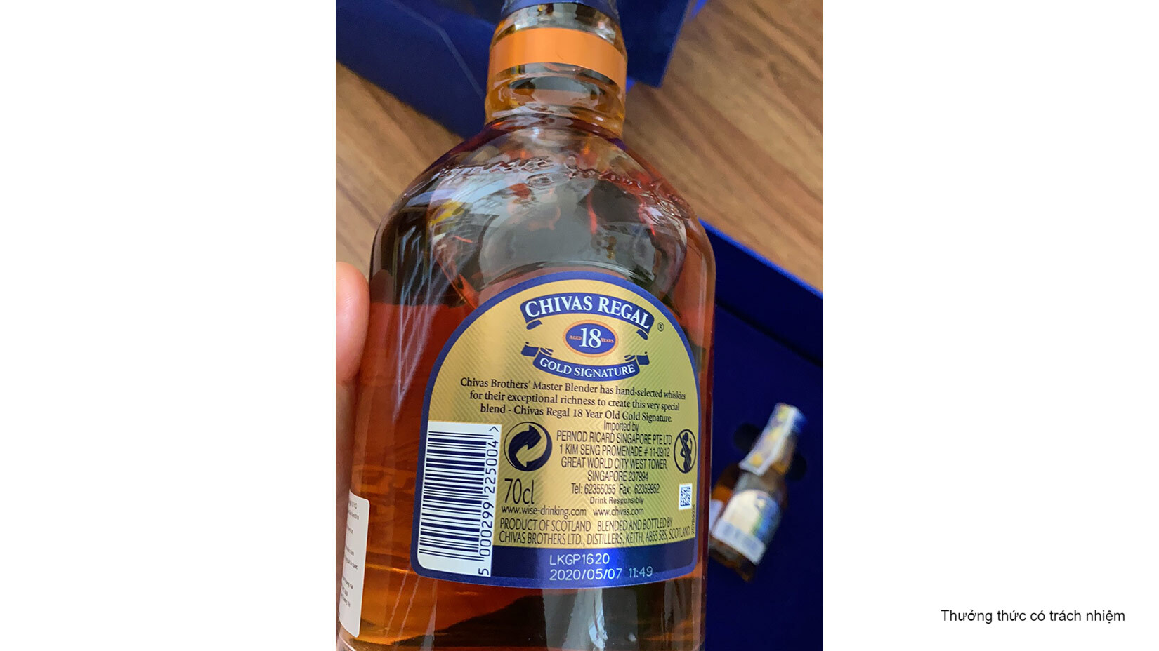 Bạn có thể so sánh mã số trên lớp Guarantee với mã số trên nhãn sau chai rượu để phân biệt rượu Chivas thật giả.