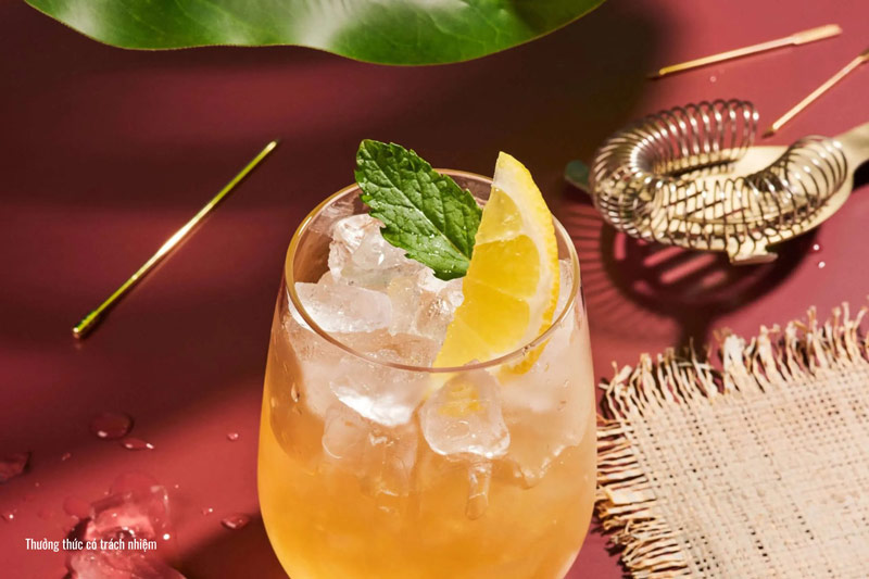 Chivas và trà đào là sự kết hợp hoàn hảo cho ly cocktail.
