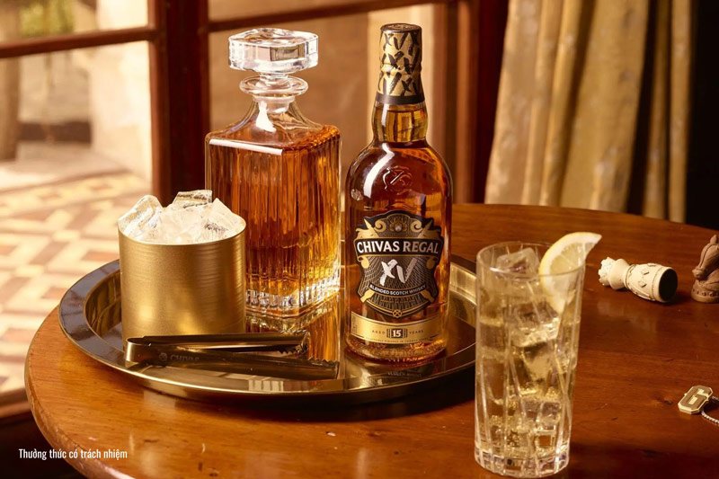 Hương vị đa dạng của rượu Blended Scotch Whisky được tạo nên từ 2 thành phần phối trộn.