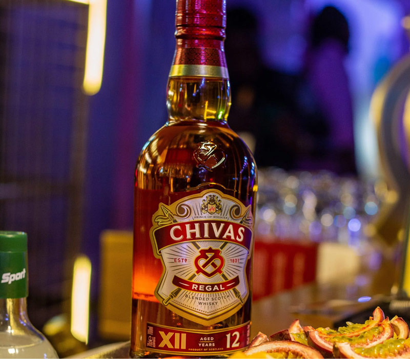 Khi mua số lượng lớn rượu Chivas, chi phí là yếu tố quan trọng hàng đầu.