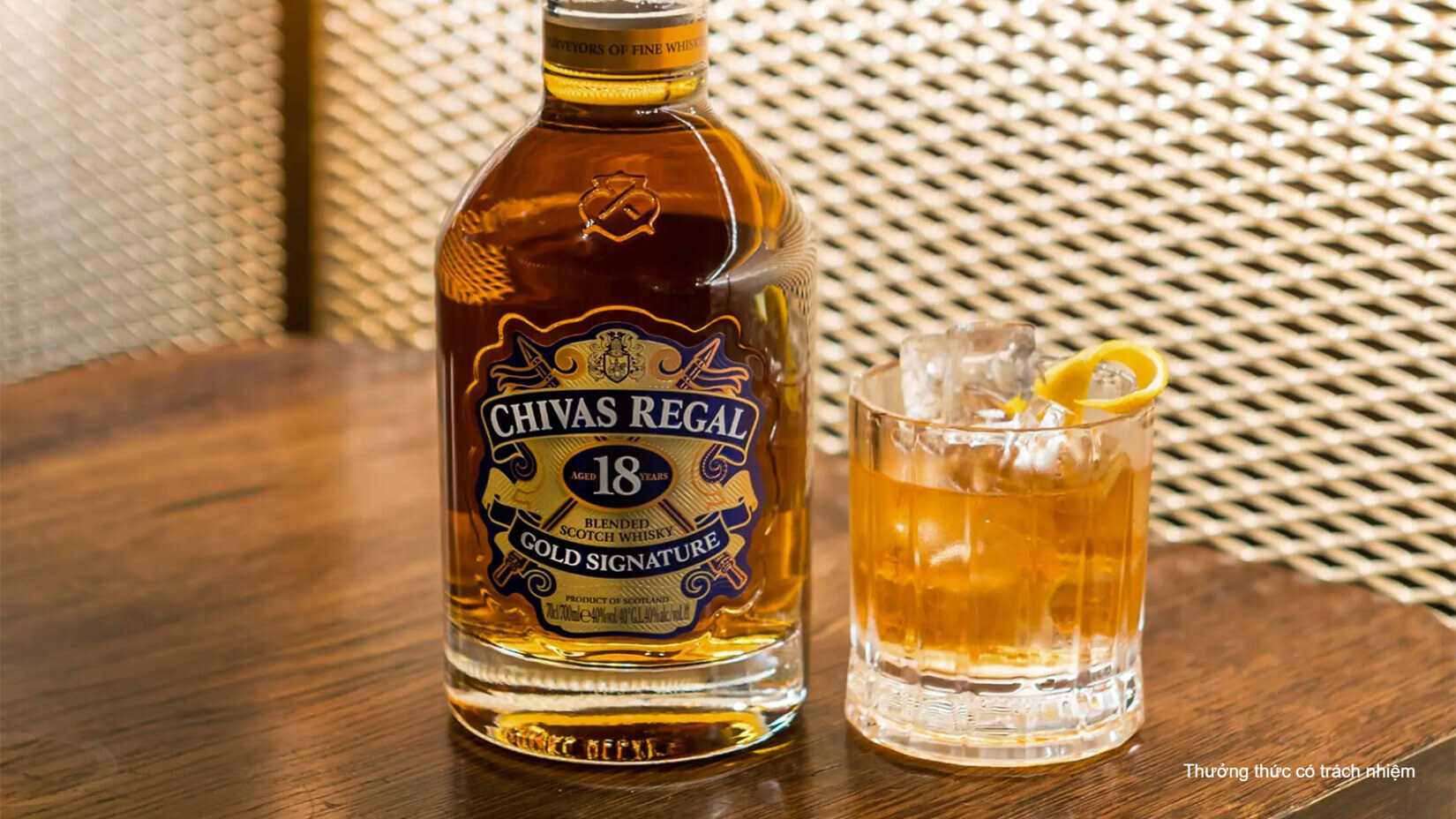 Phân biệt bằng nhãn chai không sử dụng được với rượu giả dùng lại vỏ chai Chivas cũ.