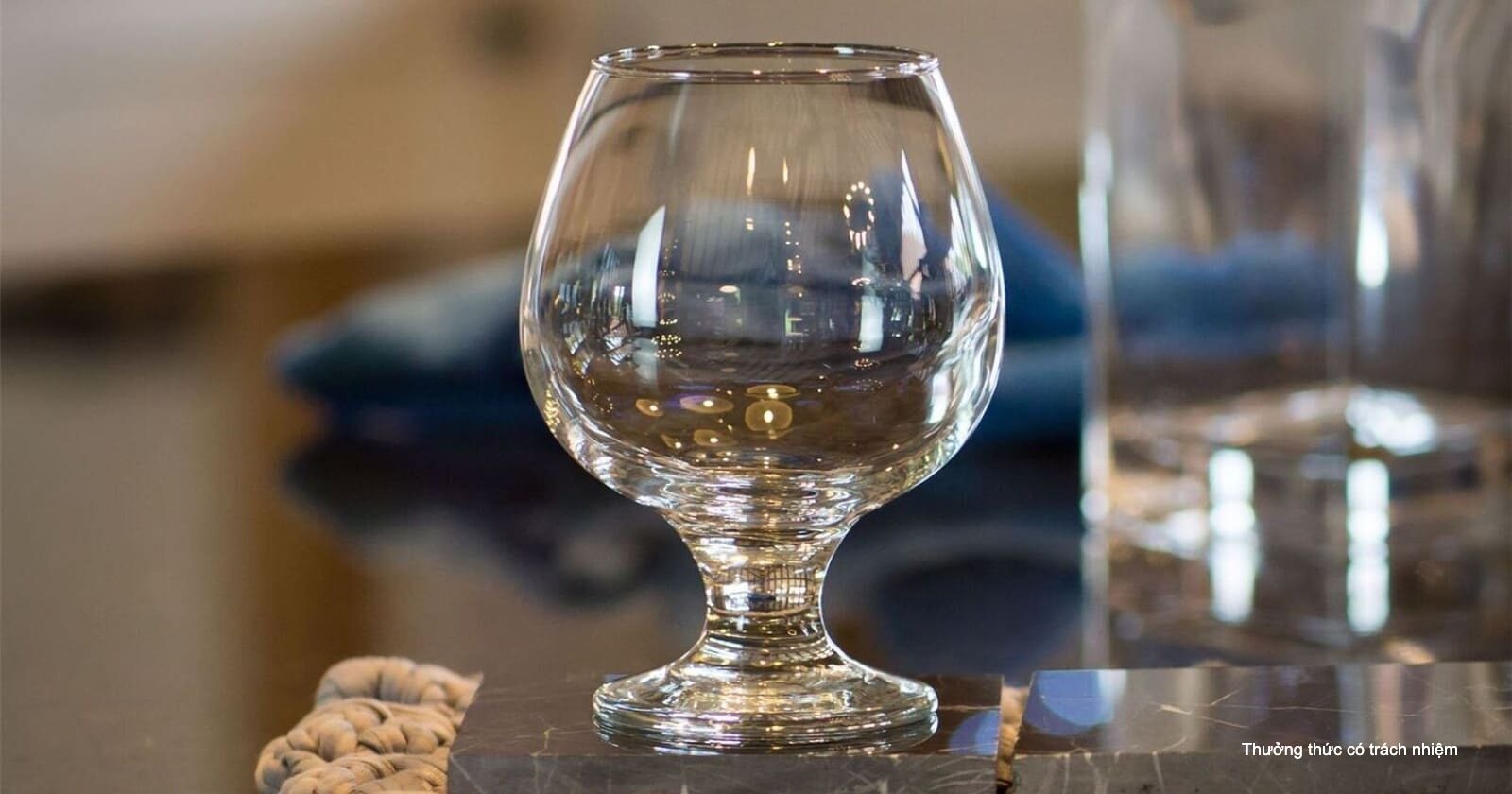 Ly Snifter ban đầu được sử dụng để thưởng thức rượu Brandy.