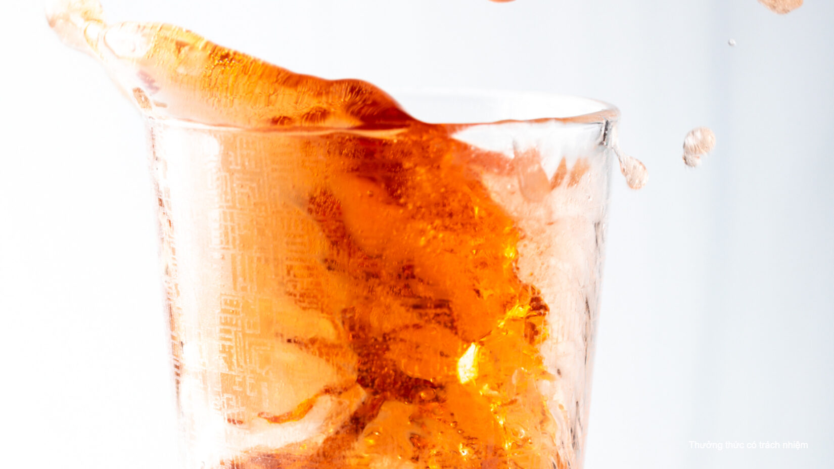 Thả mạnh ly shot Whisky vào ly Redbull