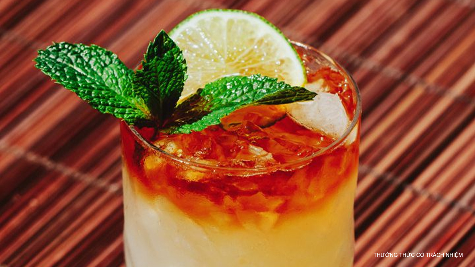 Cocktail Mai Tai với màu sắc bắt mắt, mang lại cảm giác thú vị cho người thưởng thức