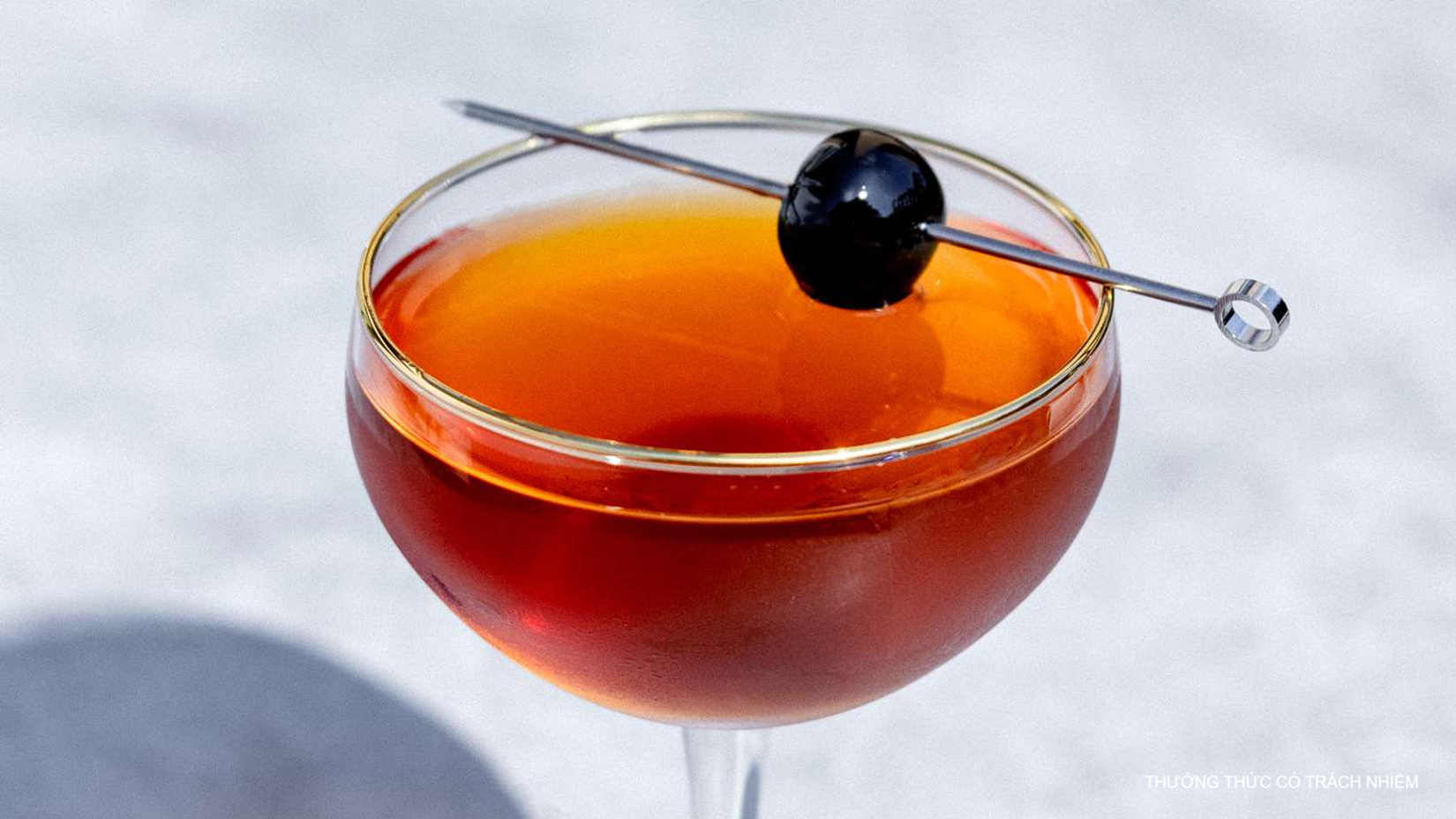 Cocktail Manhattan với màu đỏ cam đẹp mắt.