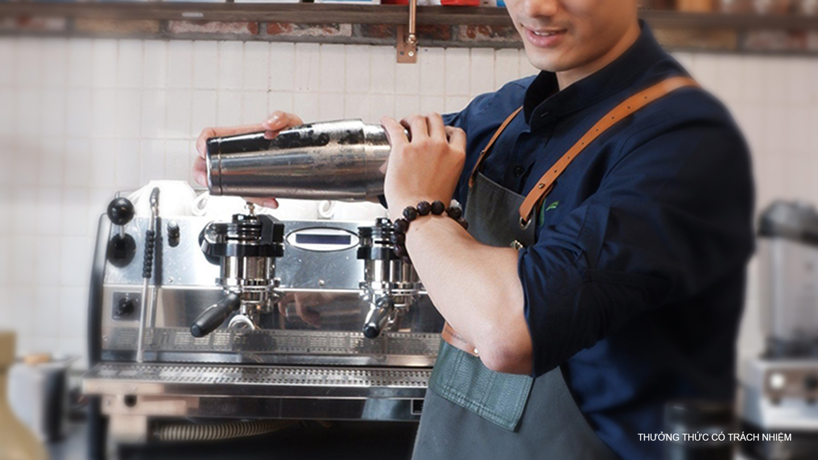 Lắc là một trong những kỹ thuật pha chế cocktail cơ bản nhất mà người học pha chế cần biết.