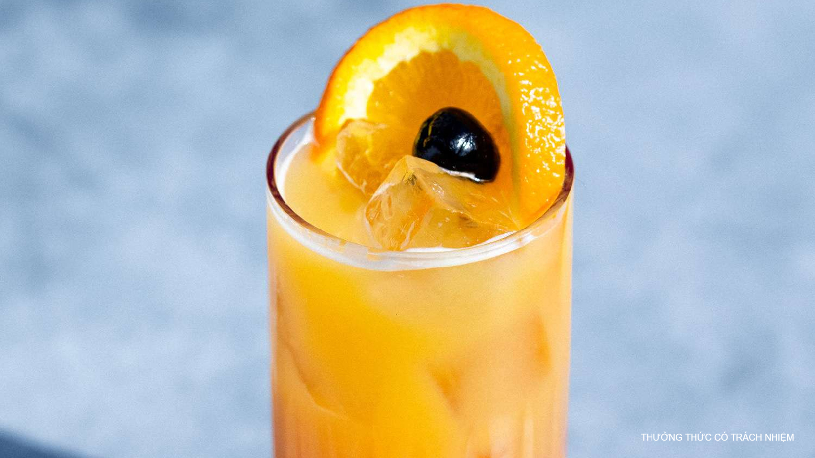 Màu sắc ly cocktail độc đáo như ánh bình minh rực rỡ.