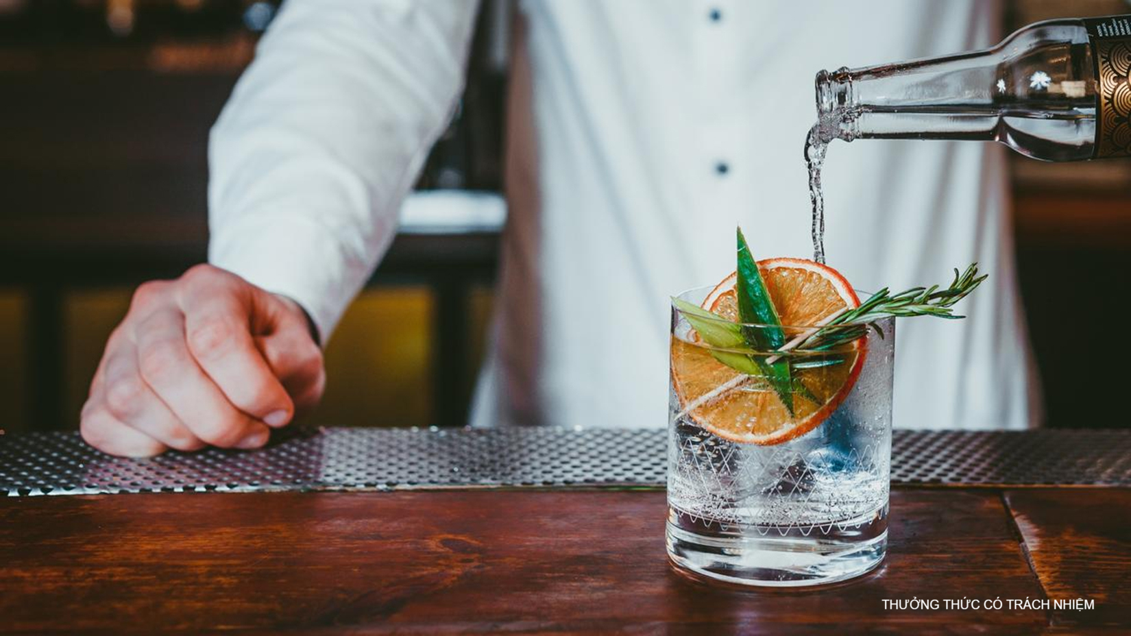Nên cho đá vào ly trước, sau đó rót rượu mạnh hoặc rượu mùi và cuối cùng là rót soda hoặc nước trái cây.