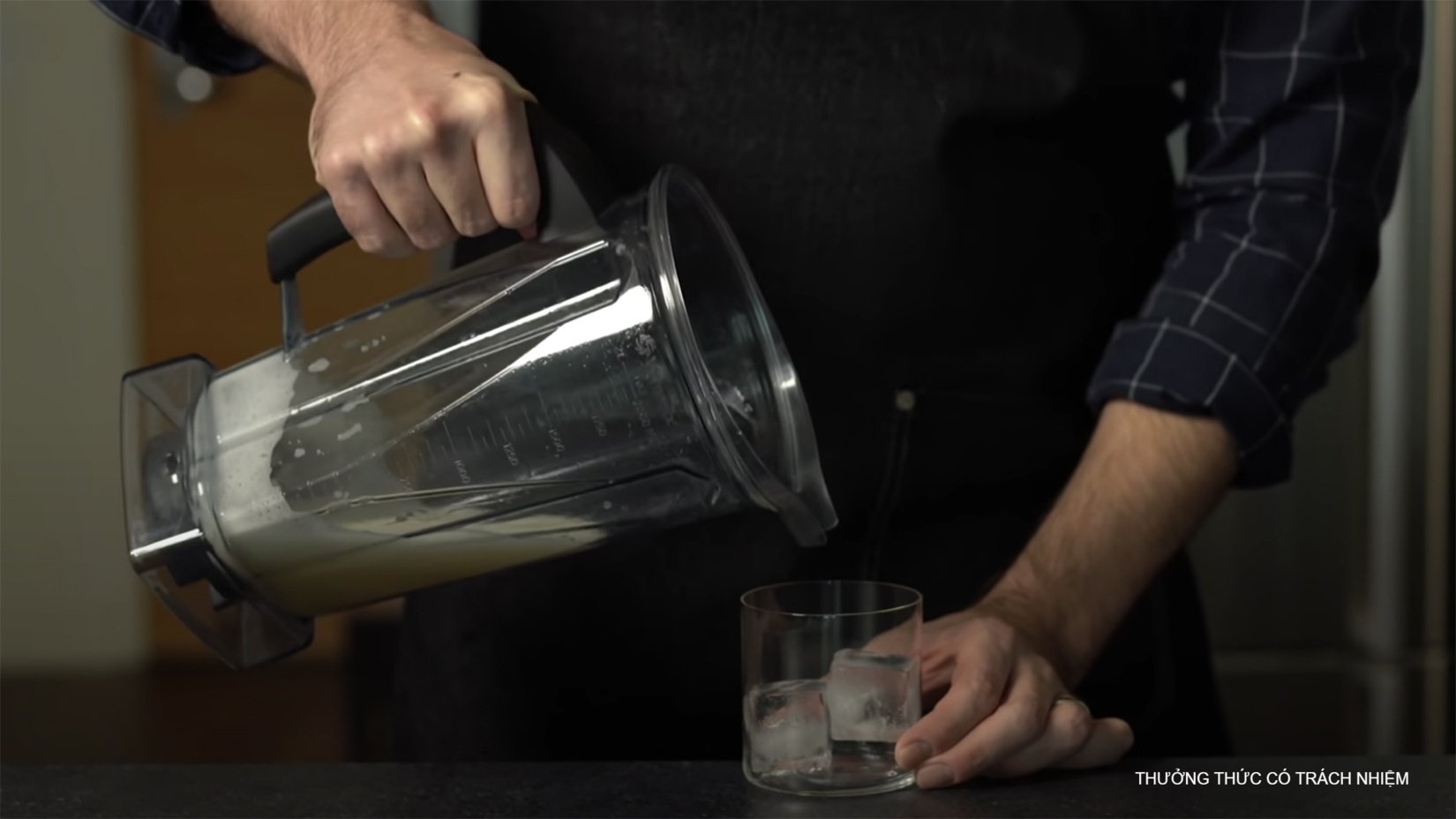 Với những loại trái cây không vắt được nước, bartender sẽ sử dụng máy xay để tạo ra kết cấu khác.