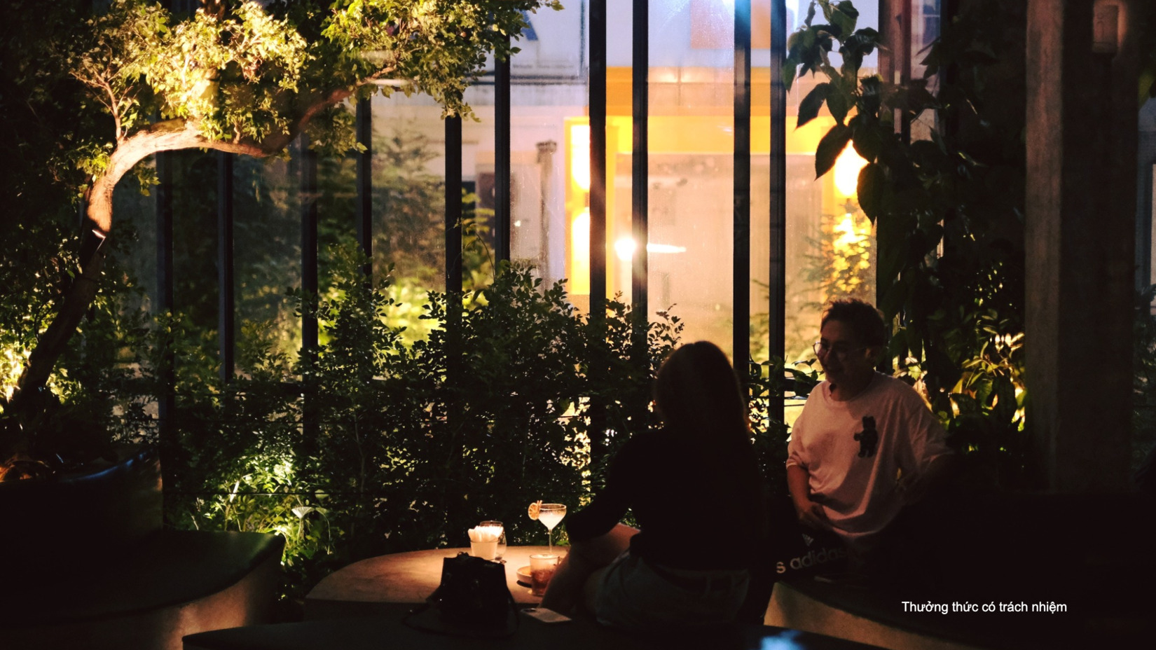Eatery & Bar mang đến không gian ấm cúng, phù hợp cho cả những buổi gặp gỡ bạn bè