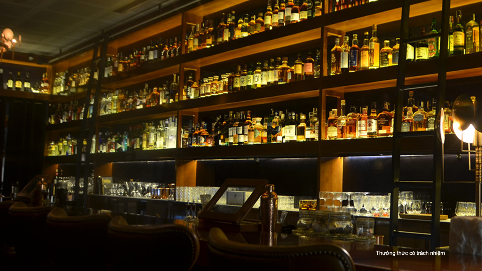 Firkin Bar thu hút thực khách bằng không gian ấm cúng và phong cách thiết kế hiện đại