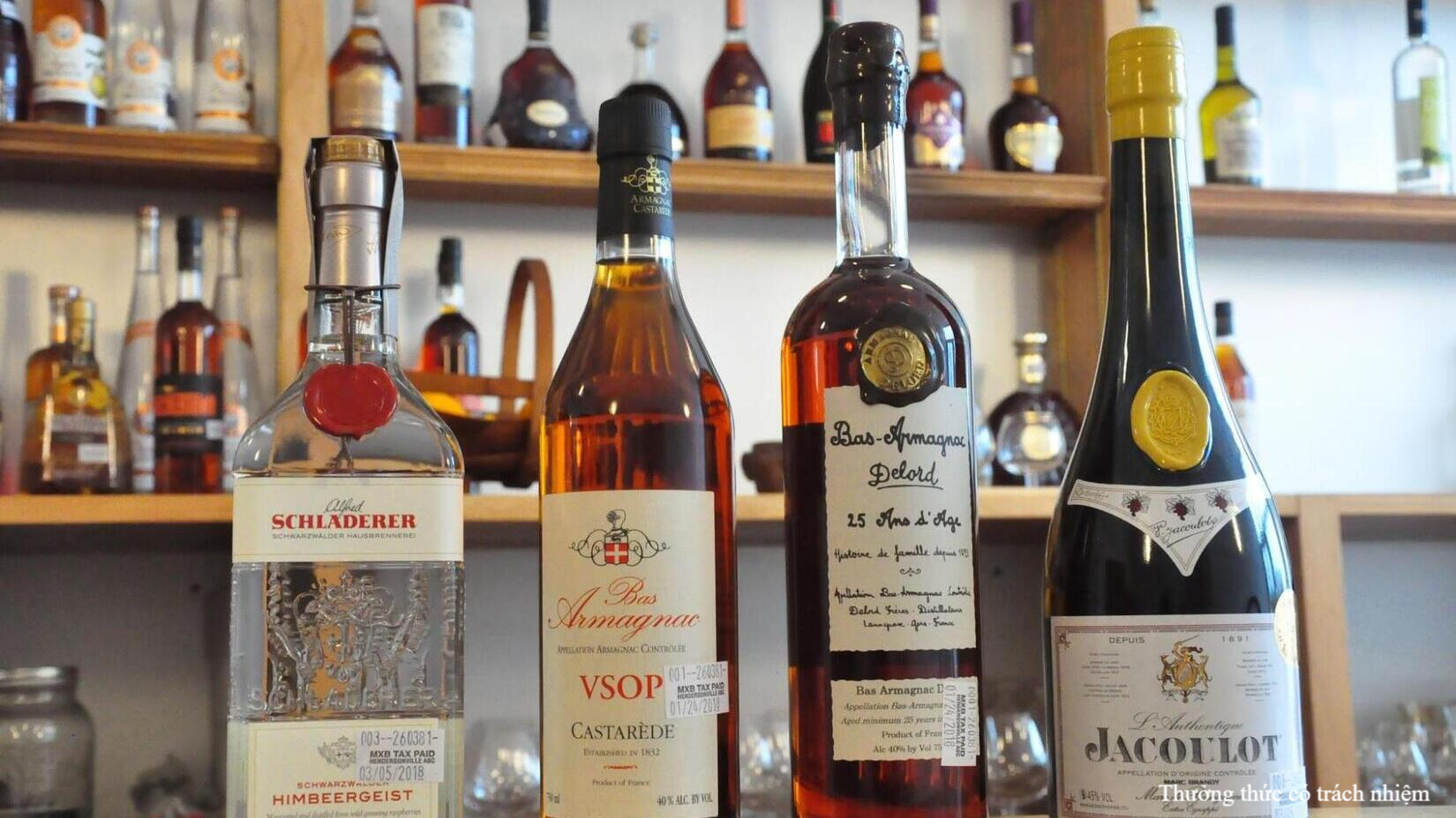 Brandy là loại rượu mạnh nổi bật với hương vị trái cây và sự tinh tế trong cách thưởng thức.