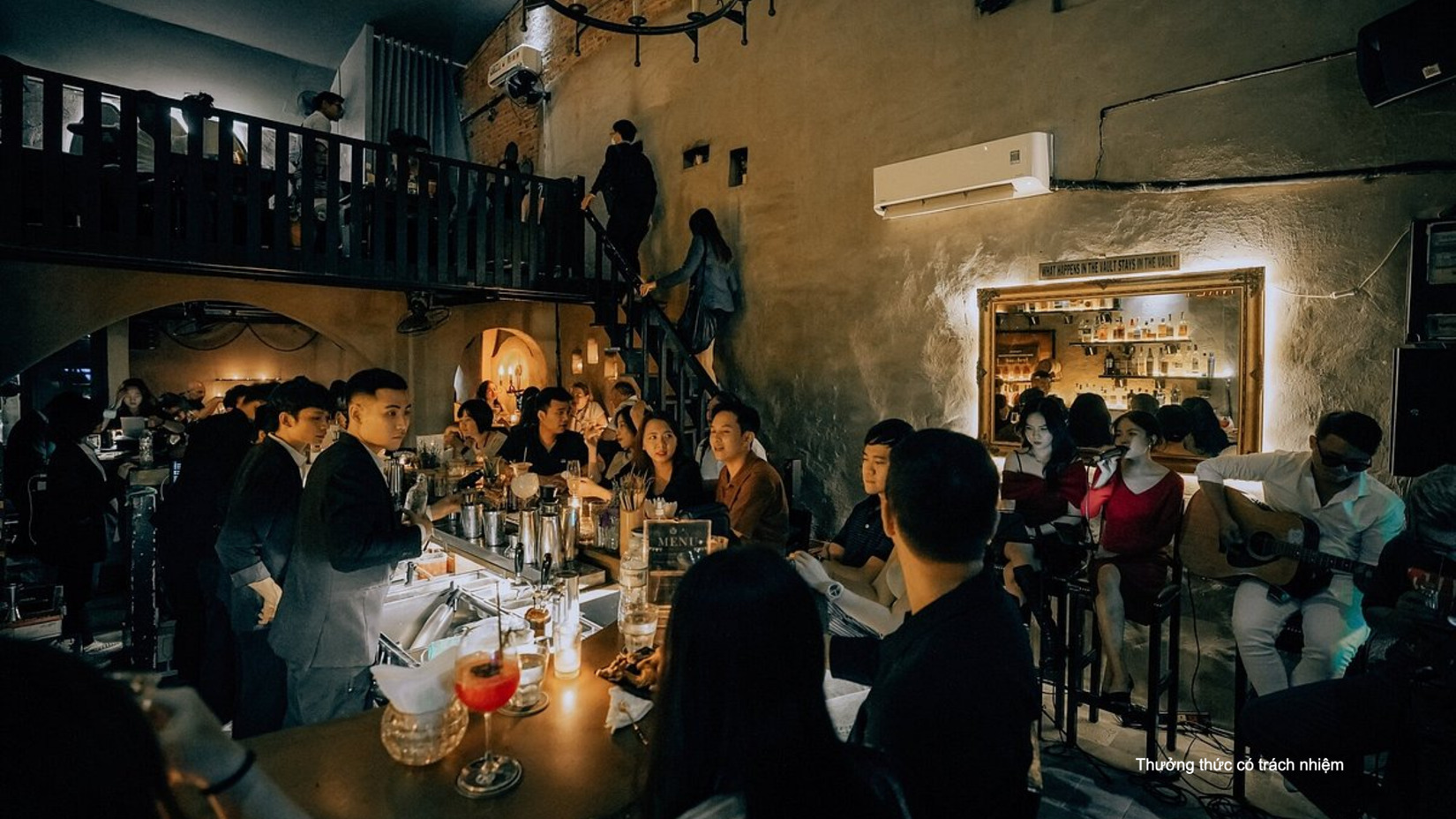 Iron Bank Menu thu hút thực khách bởi những ly cocktail tinh tế và không gian ấm cúng