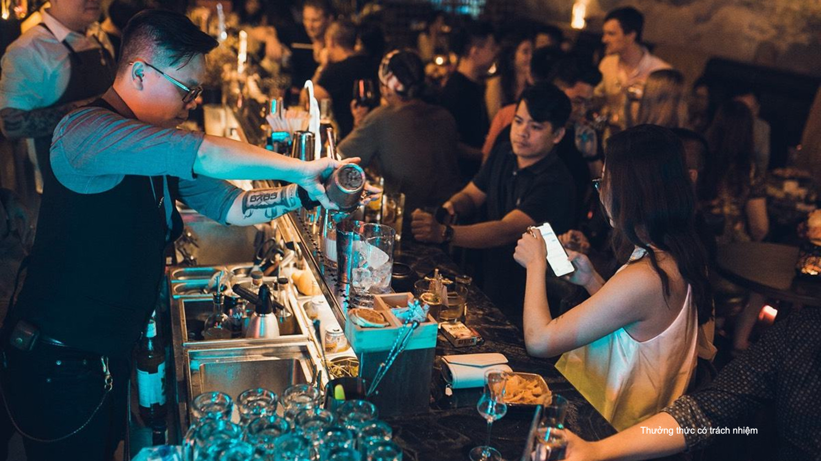 Telephone Bar nổi bật với menu cocktail đa dạng, từ các món cổ điển đến những sáng tạo mới mẻ