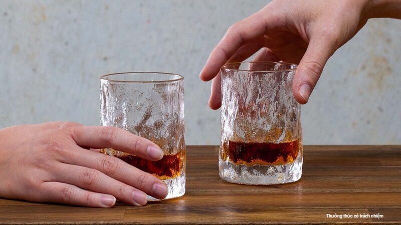 Cách cầm ly rượu Whisky có thể ảnh hưởng đến trải nghiệm của người thưởng thức