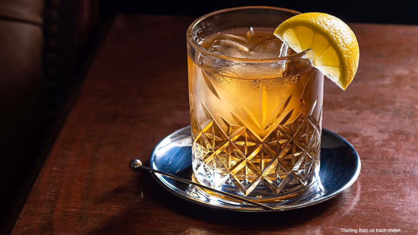 Johnnie Walker Red Label nổi bật với phong cách trẻ trung, dễ pha chế cocktail